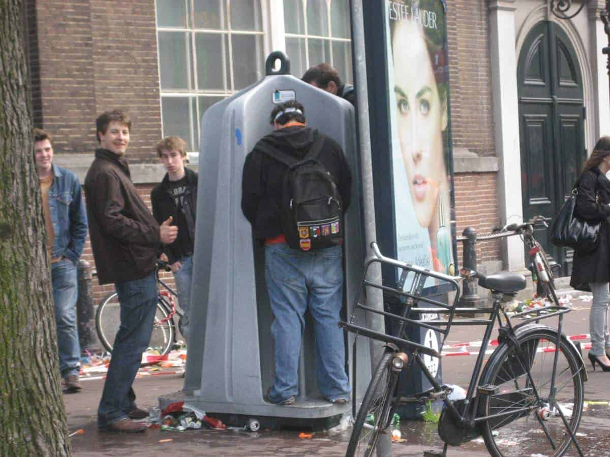 Co je to syndrom stydlivého močového měchýře a proč je pro nás tak těžké močit se na veřejných toaletách