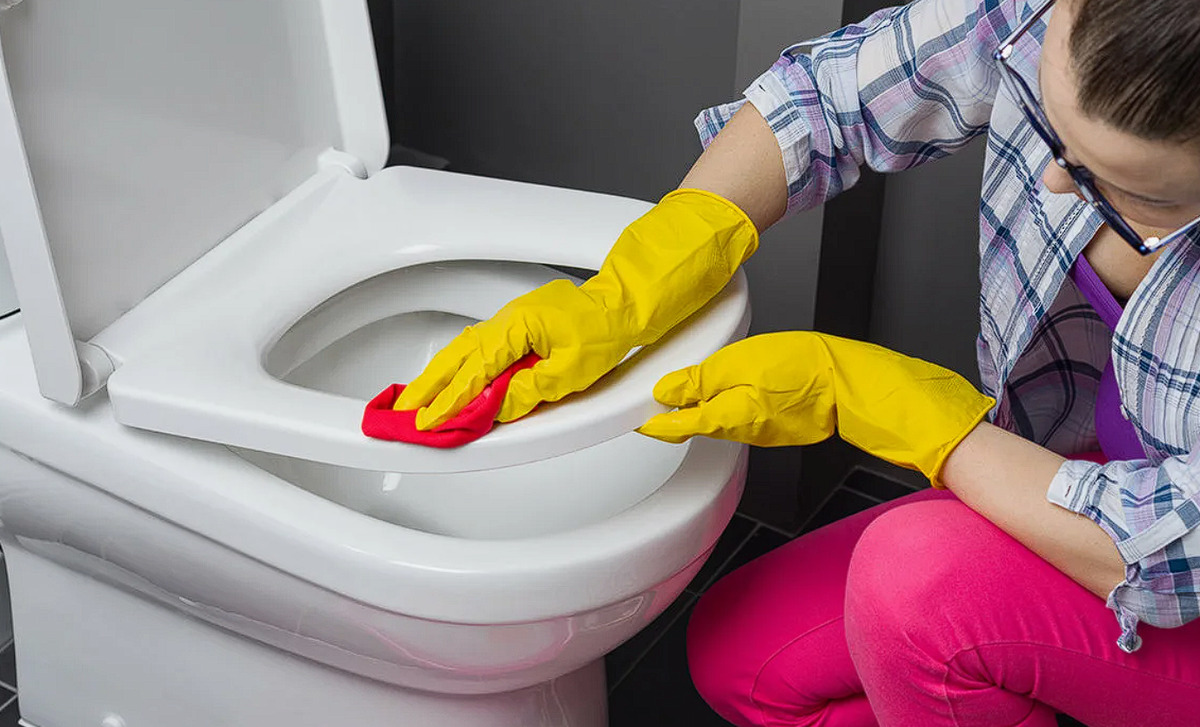 2 kapky jódu do záchodu: a ten bude bez jakékoli námahy bělejší než sníh – nezůstanou na něm žádné stopy po rezavém povlaku a skvrnách