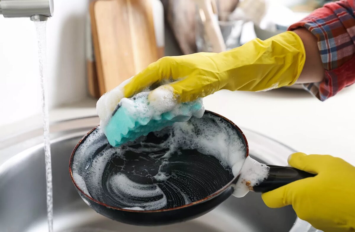 Neškrábejte nepřilnavou pánev: jaké vlákna nebo houbičky byste měli používat k mytí nádobí v závislosti na jejich materiálu?