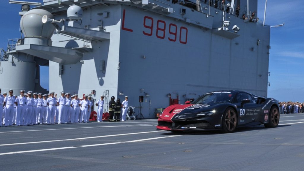 Ferrari stanovilo nový rychlostní rekord na palubě letadlové lodi, když dosáhlo rychlosti 164 km/h.
