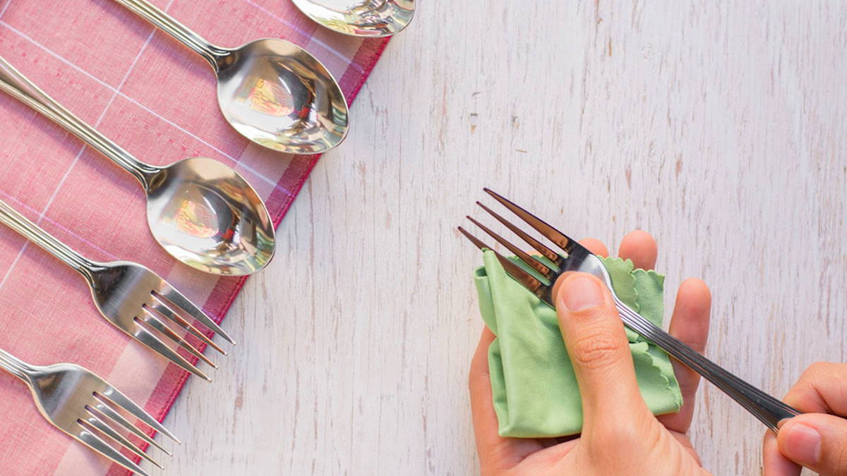 Stačí přidat 10 lžic přípravku do 1 litru vody a přivést k varu. Jedno použití – a vaše příbory budou čisté jako zrcadlo.