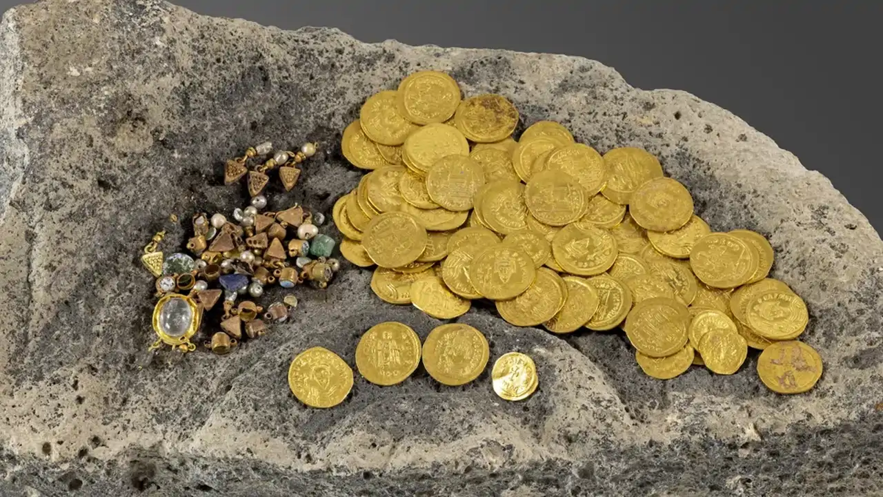 Impozantní nález: 1400 let starý byzantský poklad s 97 mincemi a drahokamy u břehů Galilejského moře