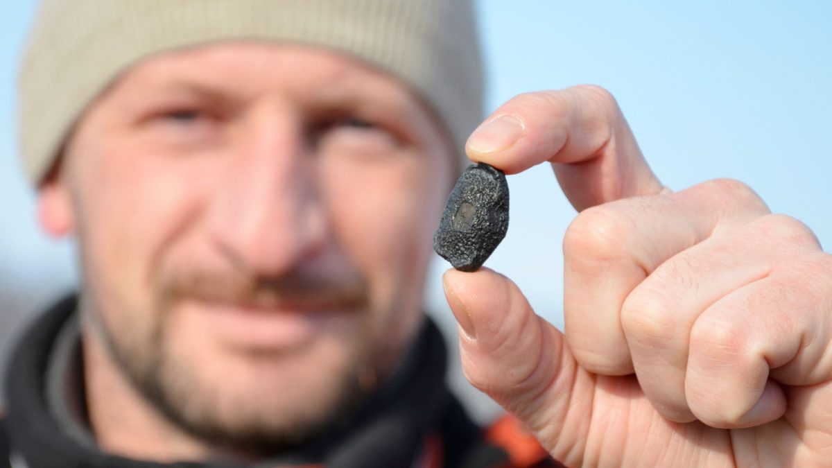 Myslel si, že na jeho dům spadl malý kamínek, ale ve skutečnosti to byl meteorit.