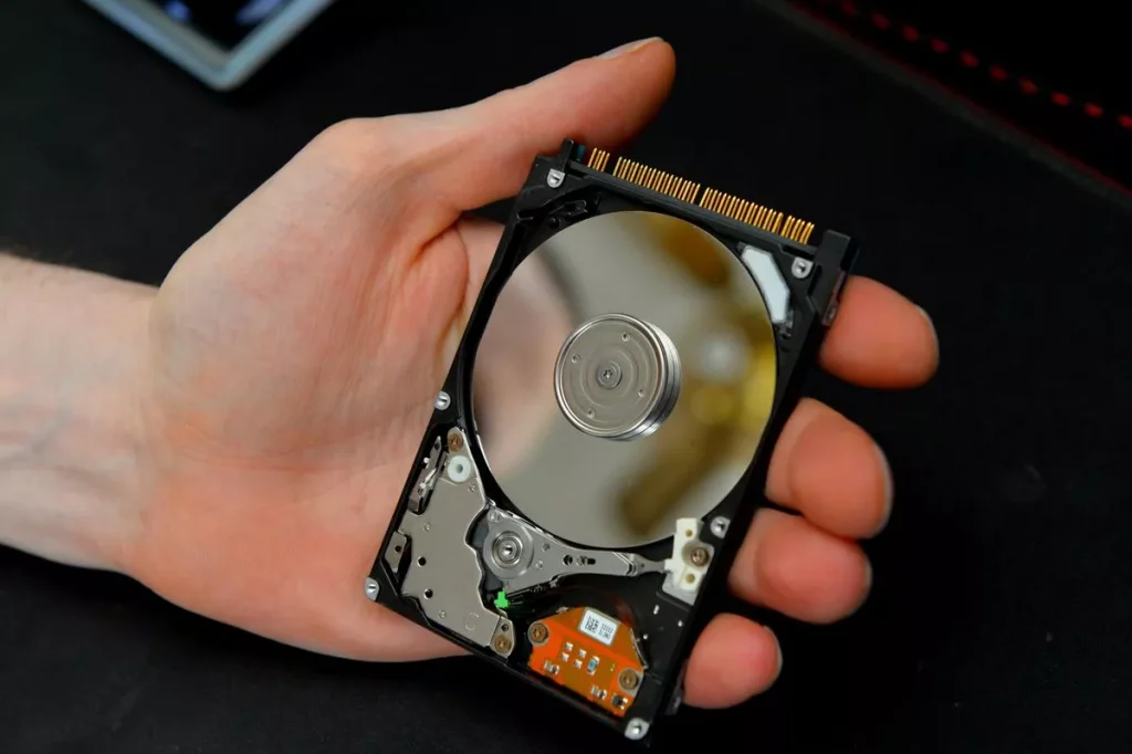 Koupil si 6TB pevný disk od neznámého výrobce na eBay. Když se podíval dovnitř, zjistil, že ho podvedli.