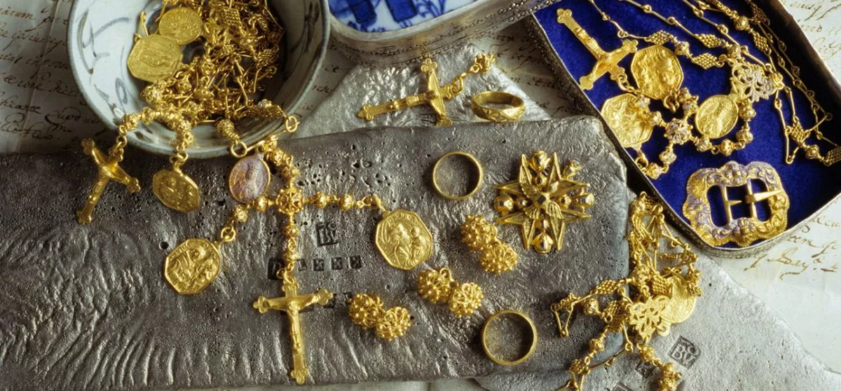 Vydává se na cestu se svým detektorem kovů a najde 500 let starý drahokam, který byl vyroben pro anglického krále.