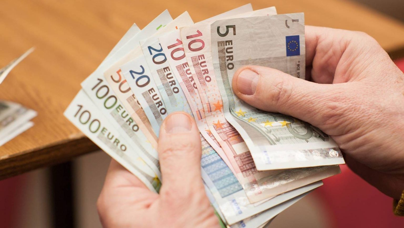 55letý muž souhlasí se snížením platu o 760 eur, po roce je propuštěn a nyní dostává téměř 30 000 eur jako kompenzaci.