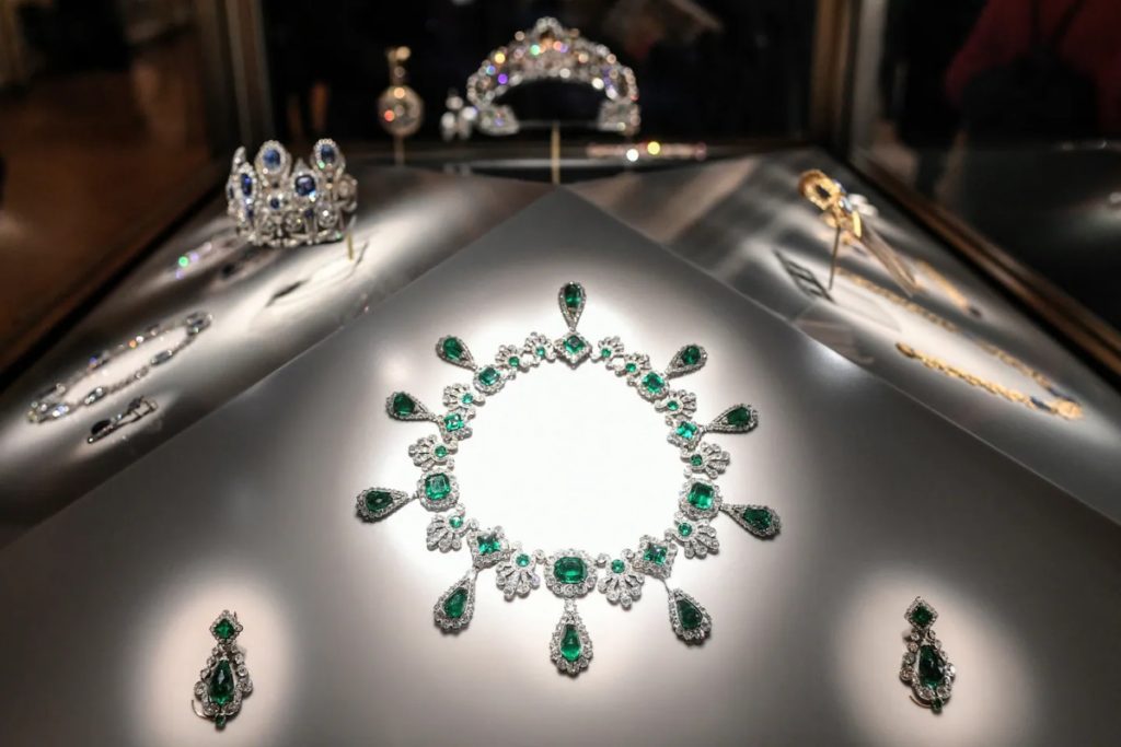 Devět ukradených šperků z Louvru: královské koruny, diadém s více než 1000 diamanty a kousek francouzské historie