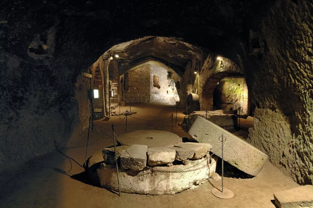 Archeologové objevili tajné tunely vedoucí k důležité hrobce díky náčrtům Leonarda da Vinciho