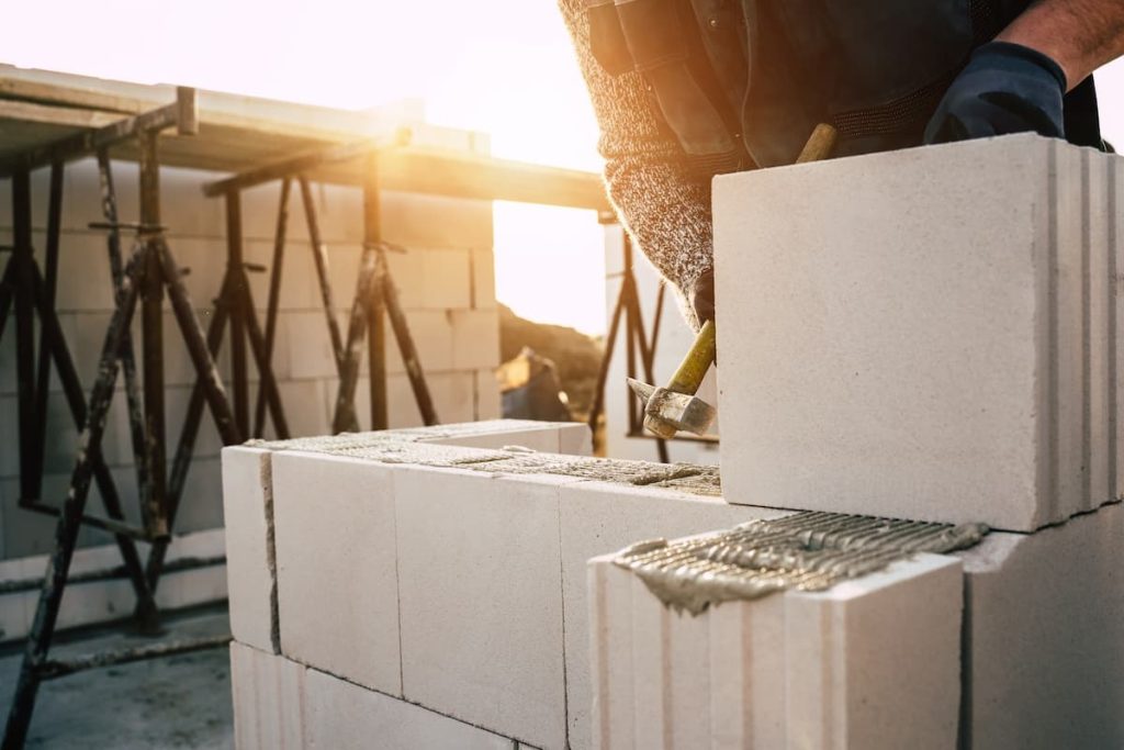 Nová cihla, která nahradí beton: poskytuje lepší izolaci, šetří náklady na vytápění a usnadňuje stavbu pro zedníky.