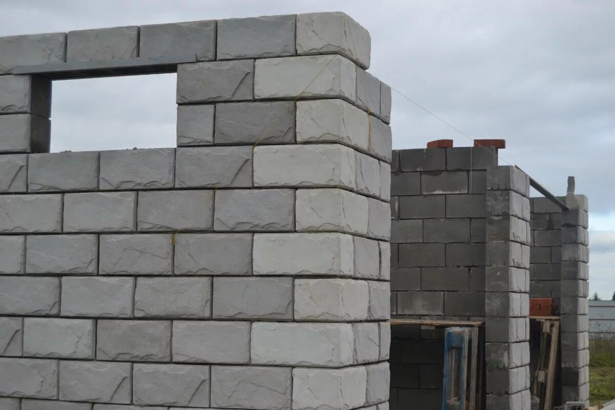 Nová cihla, která nahradí beton: poskytuje lepší izolaci, šetří náklady na vytápění a usnadňuje stavbu pro zedníky.