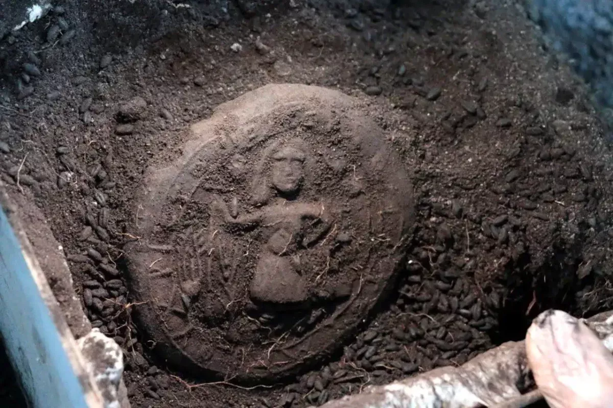 Při archeologických vykopávkách v Anatolii byl objeven 1300 let starý chléb pro přijímání s vyobrazením Krista