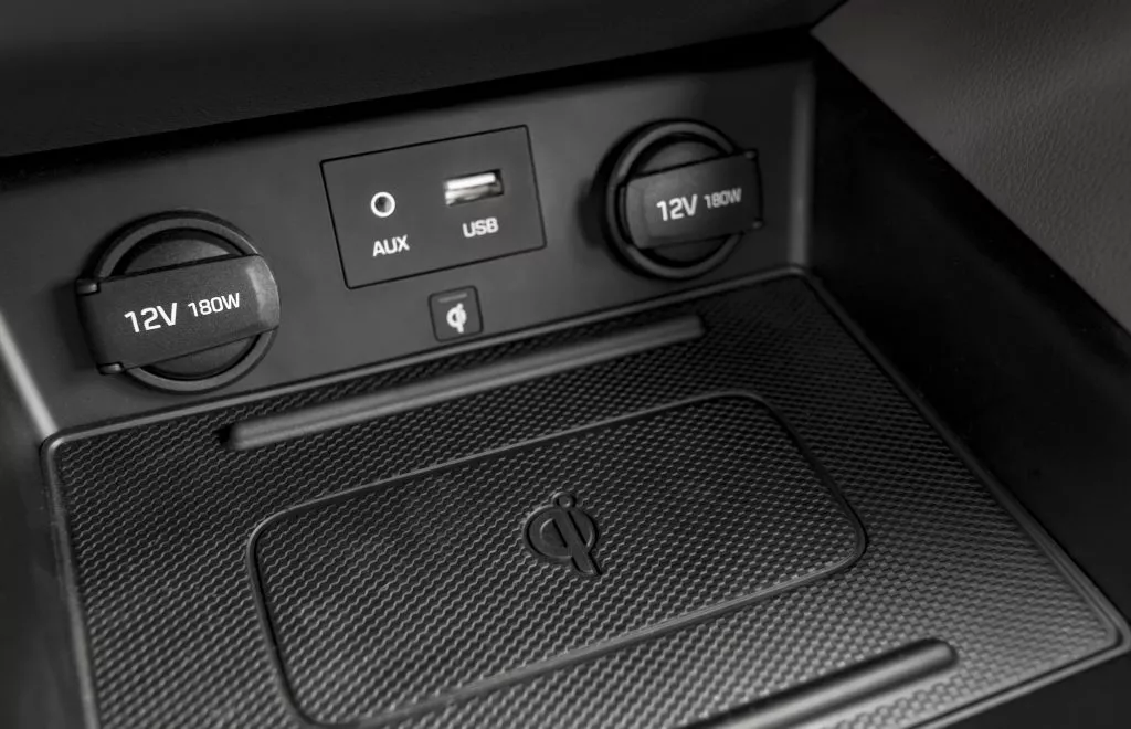 Připojení mobilního telefonu k USB portu v autě: proč byste se měli tohoto zvyku zbavit