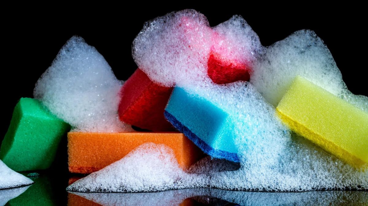 Neškrábejte nepřilnavou pánev: jaké vlákna nebo houbičky byste měli používat k mytí nádobí v závislosti na jejich materiálu?