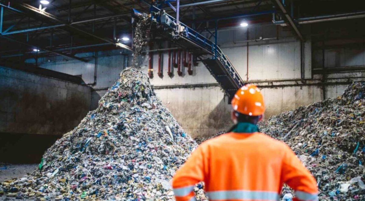 Britští vědci vyvinuli čistou metodu zpracování teflonu při pokojové teplotě bez tvorby toxického odpadu, přičemž jej přeměňují na fluorid, který je vhodný pro opětovné použití v lécích a zubních pastách.
