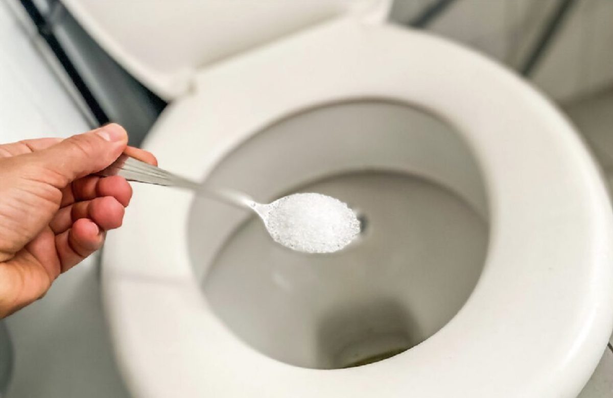 Vždy bílá toaleta bez čištění: „Nalijte jednu šálku tohoto prostředku a zalijte horkou vodou“.