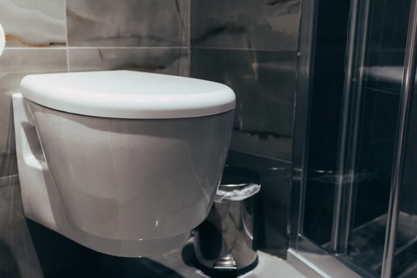 Nikdy to nesplachujte do záchodu. Je zaručeno, že dojde k ucpání kanalizace.