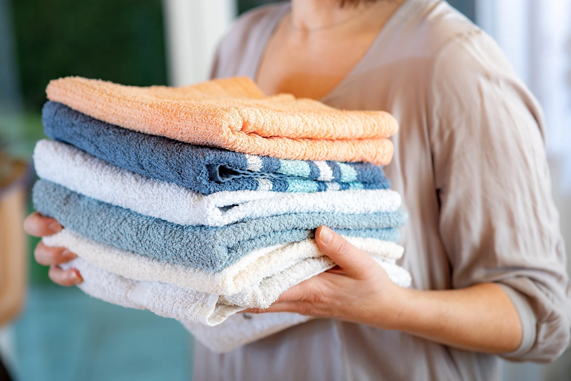 Přidejte 4 plné lžíce do pračky a spusťte cyklus praní ručníků. Budou bělejší než po použití chemického bělidla. Způsob bělení ručníků.