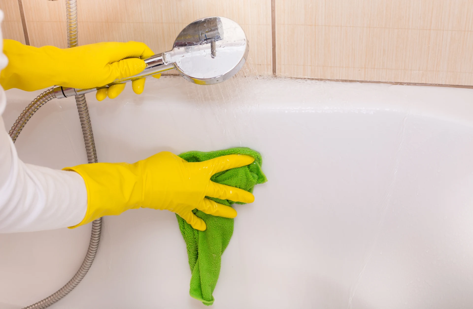 Jak vyčistit a vybělit vanu? Tak se zbavíte plísní a usazenin