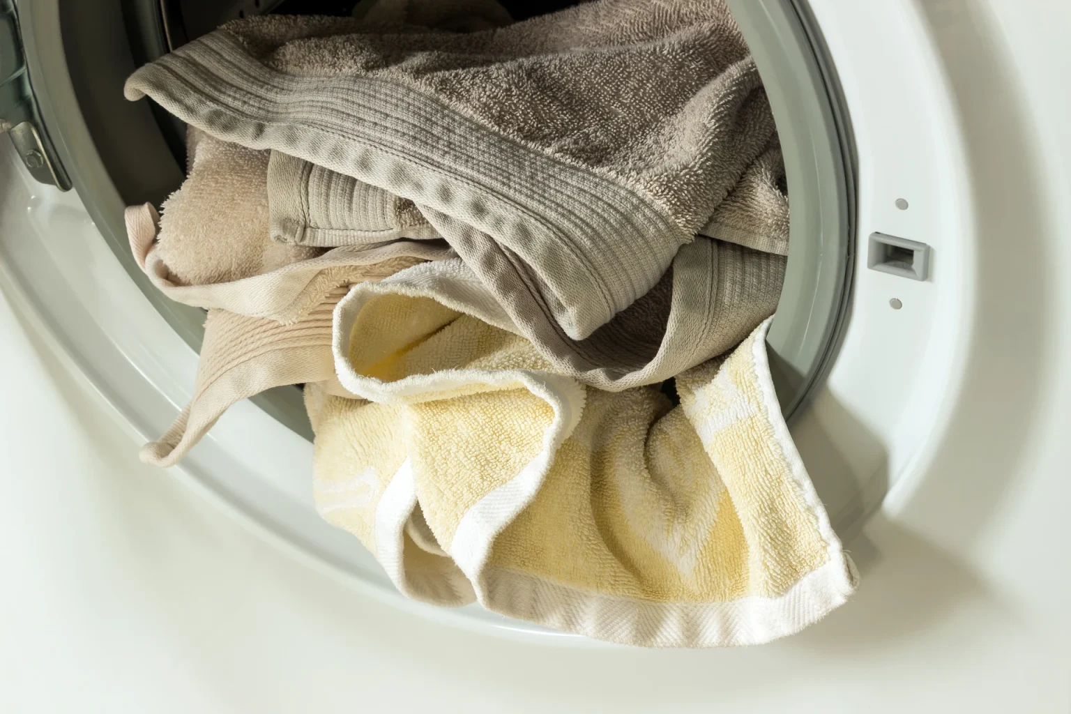 Přidejte 4 plné lžíce do pračky a spusťte cyklus praní ručníků. Budou bělejší než po použití chemického bělidla. Způsob bělení ručníků.