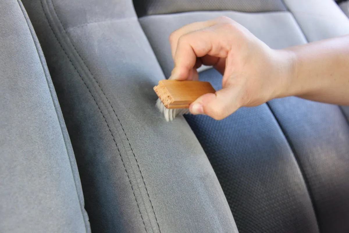 Už se nemusíte bát nepříjemných skvrn, tady je tajemství, jak se zbavit zaschlých skvrn na sedadlech auta!
