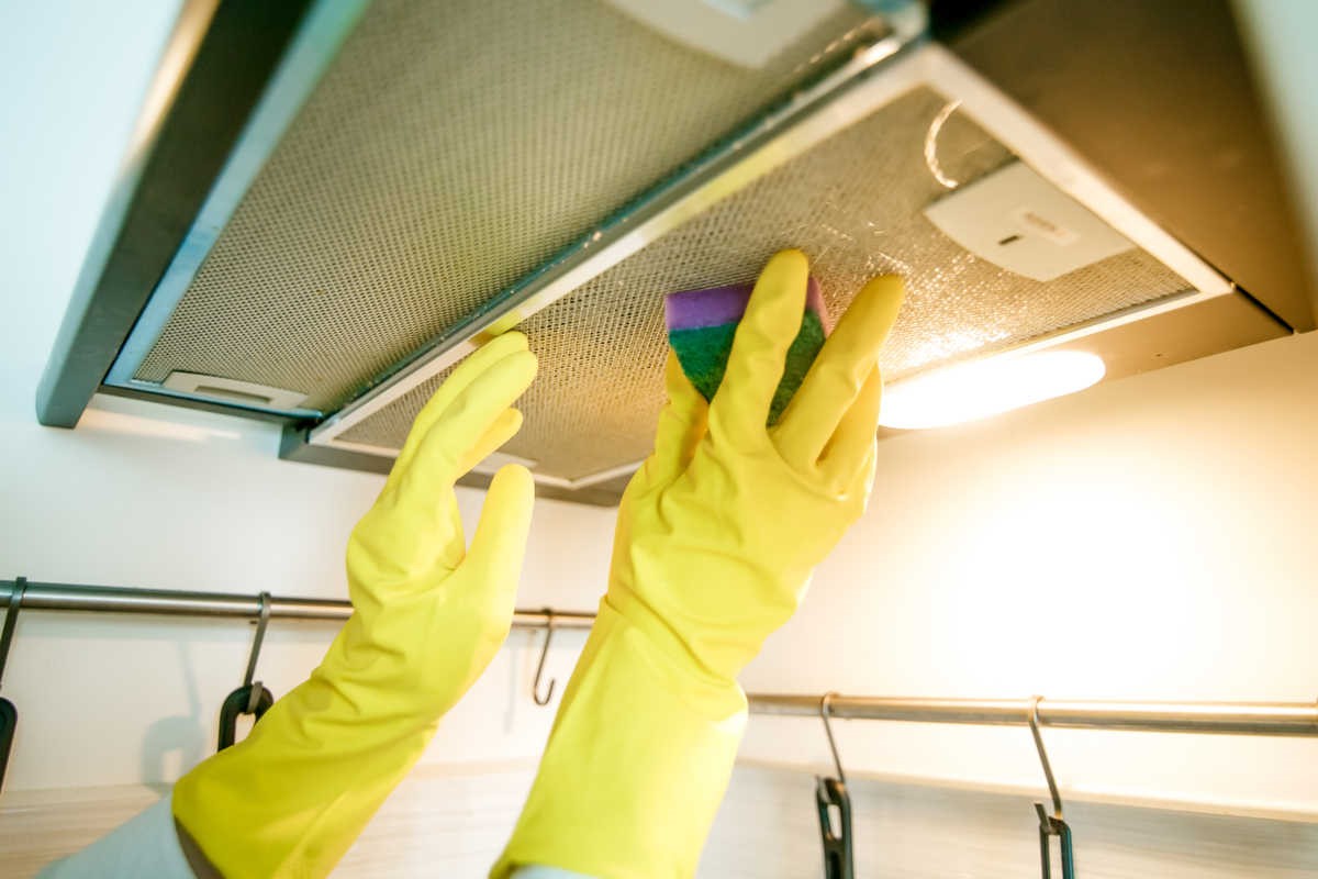 Dost už mastných a zapáchajících mřížek digestoře: skvělý trik, jak je bez námahy vyčistit do dokonalosti