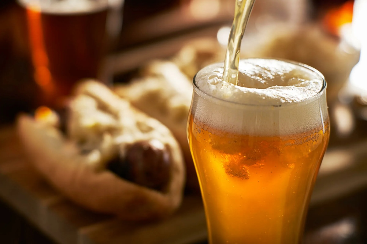 Britští vědci vynalezli „pivo budoucnosti“: neobsahuje alkohol, nezpůsobuje kocovinu, ale opojí.