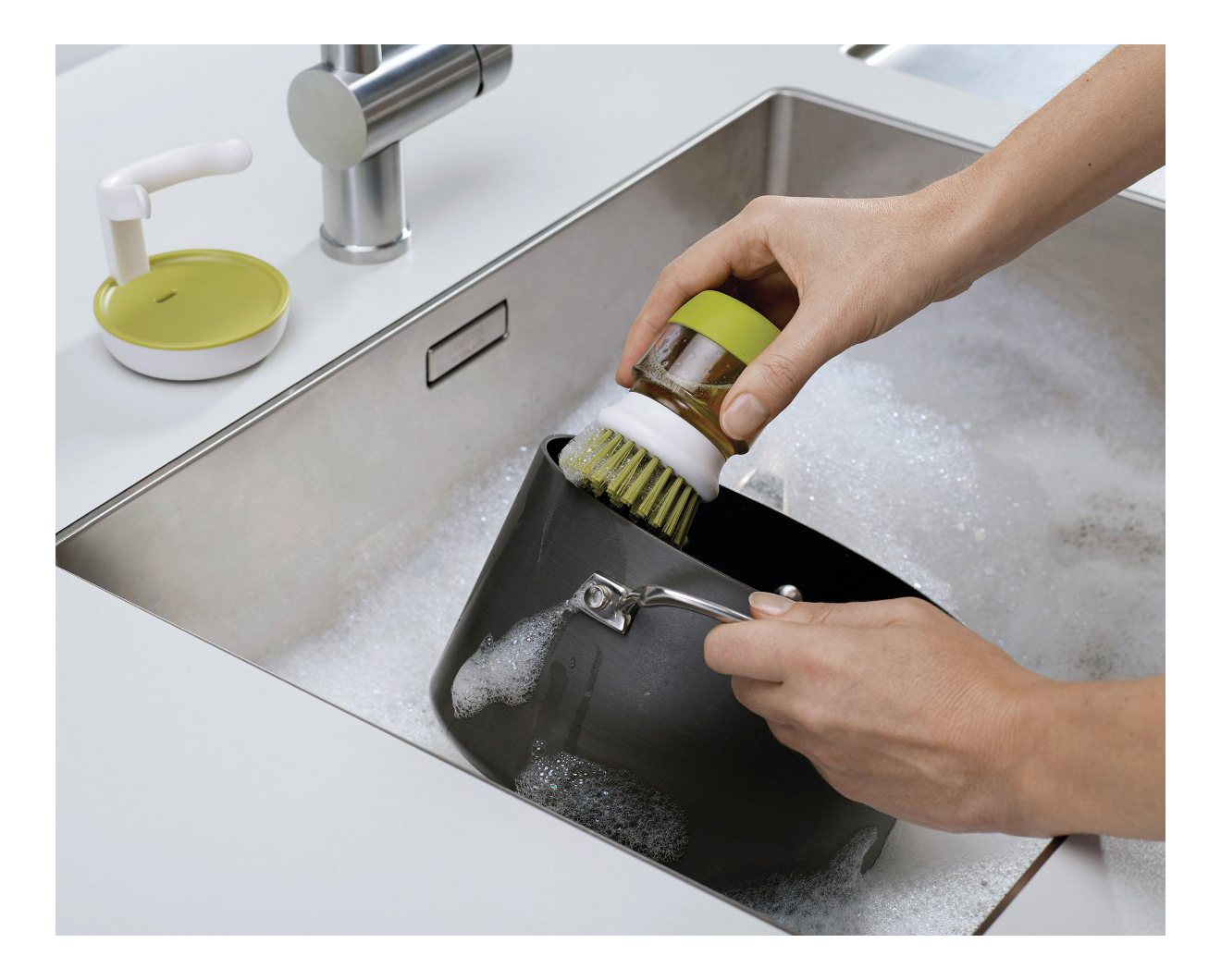 Je třeba umýt kartáč na nádobí v myčce nebo ho vyhodit do koše, pokud je znečištěný?