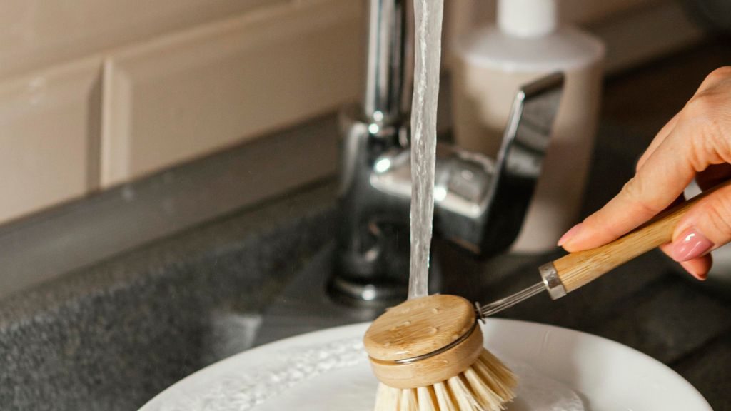 Plíseň na silikonových spárách u umyvadla nebo vany? Co je třeba udělat