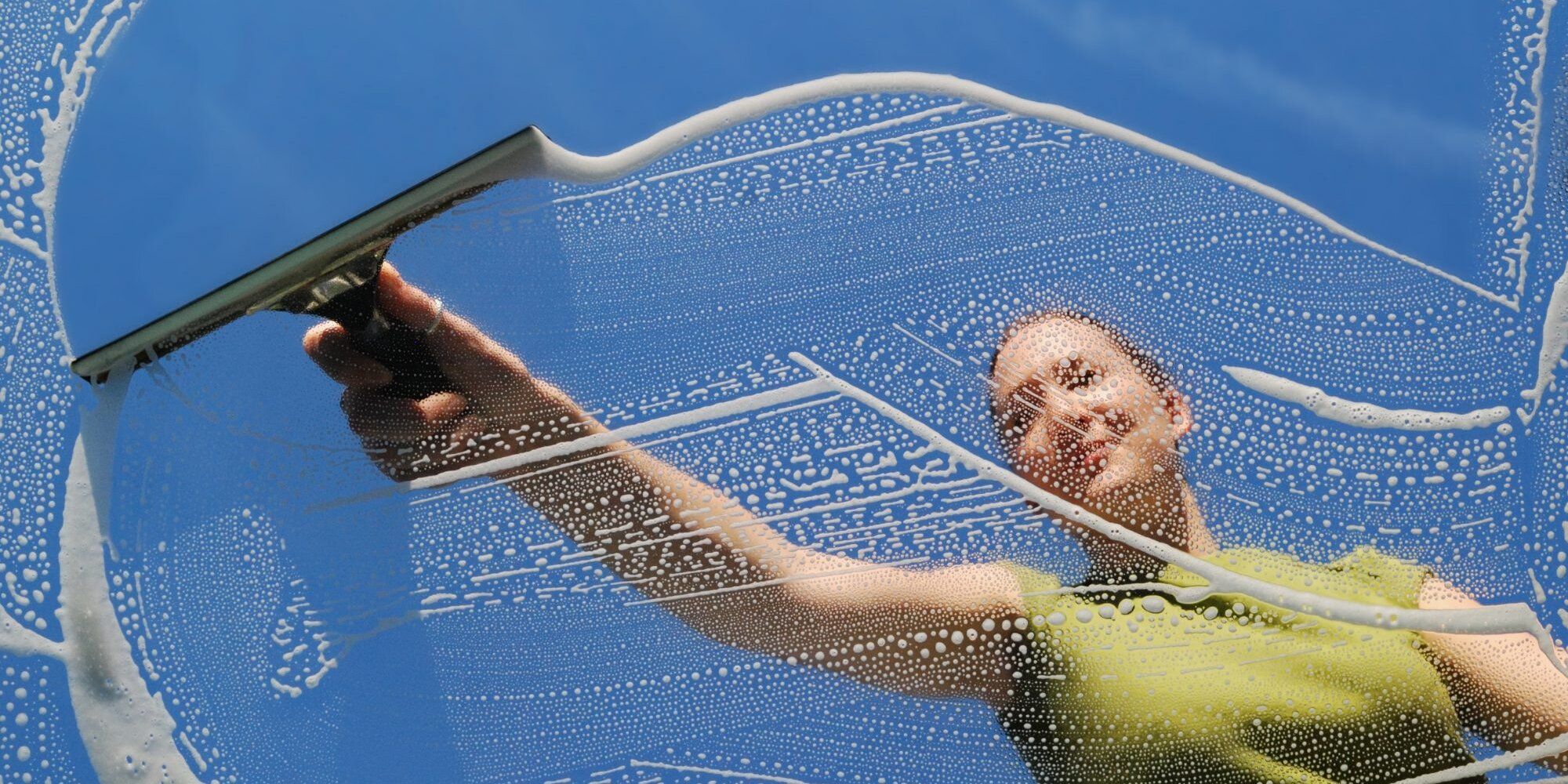 Trik, který používají úklidové firmy, aby umývaly skla dvakrát rychleji a bez šmouh