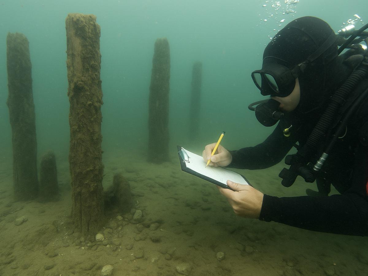 Pod vodami jezera Mezzano bylo objeveno více než 600 dřevěných sloupů, které označují strukturu starověké vesnice, a také četné předměty z doby bronzové.