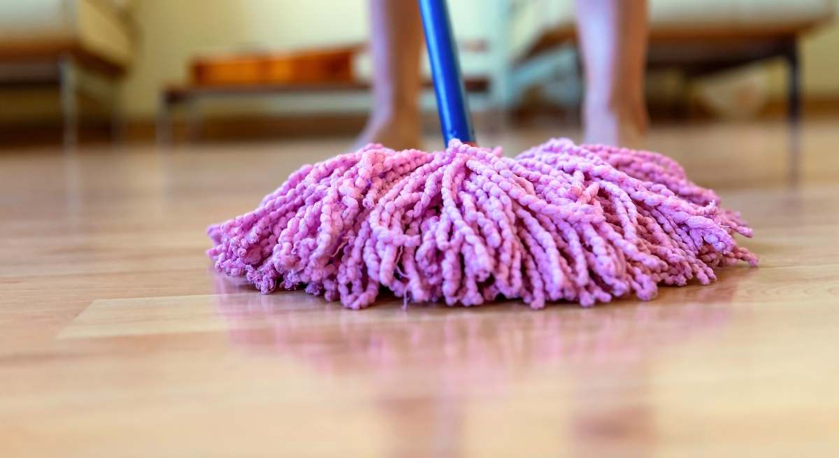 Jak vrátit dřevěným podlahám lesk, aniž byste je poškodili: metoda čištění dvěma prostředky, která jim dodá zcela nový vzhled