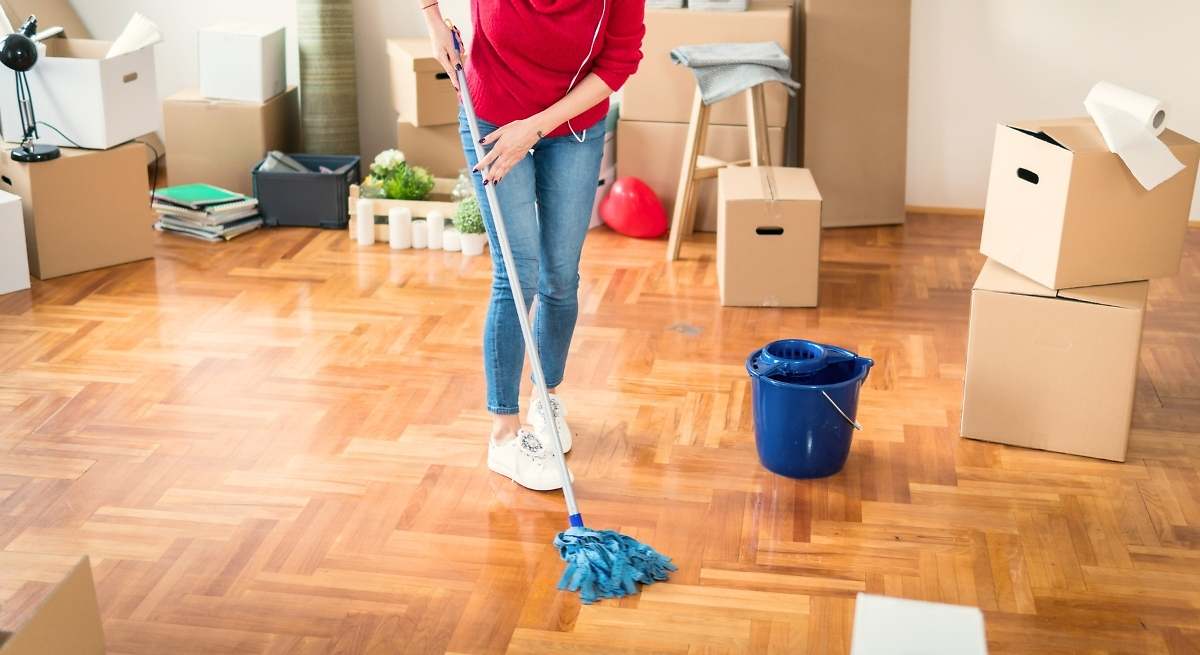 Jak vrátit dřevěným podlahám lesk, aniž byste je poškodili: metoda čištění dvěma prostředky, která jim dodá zcela nový vzhled