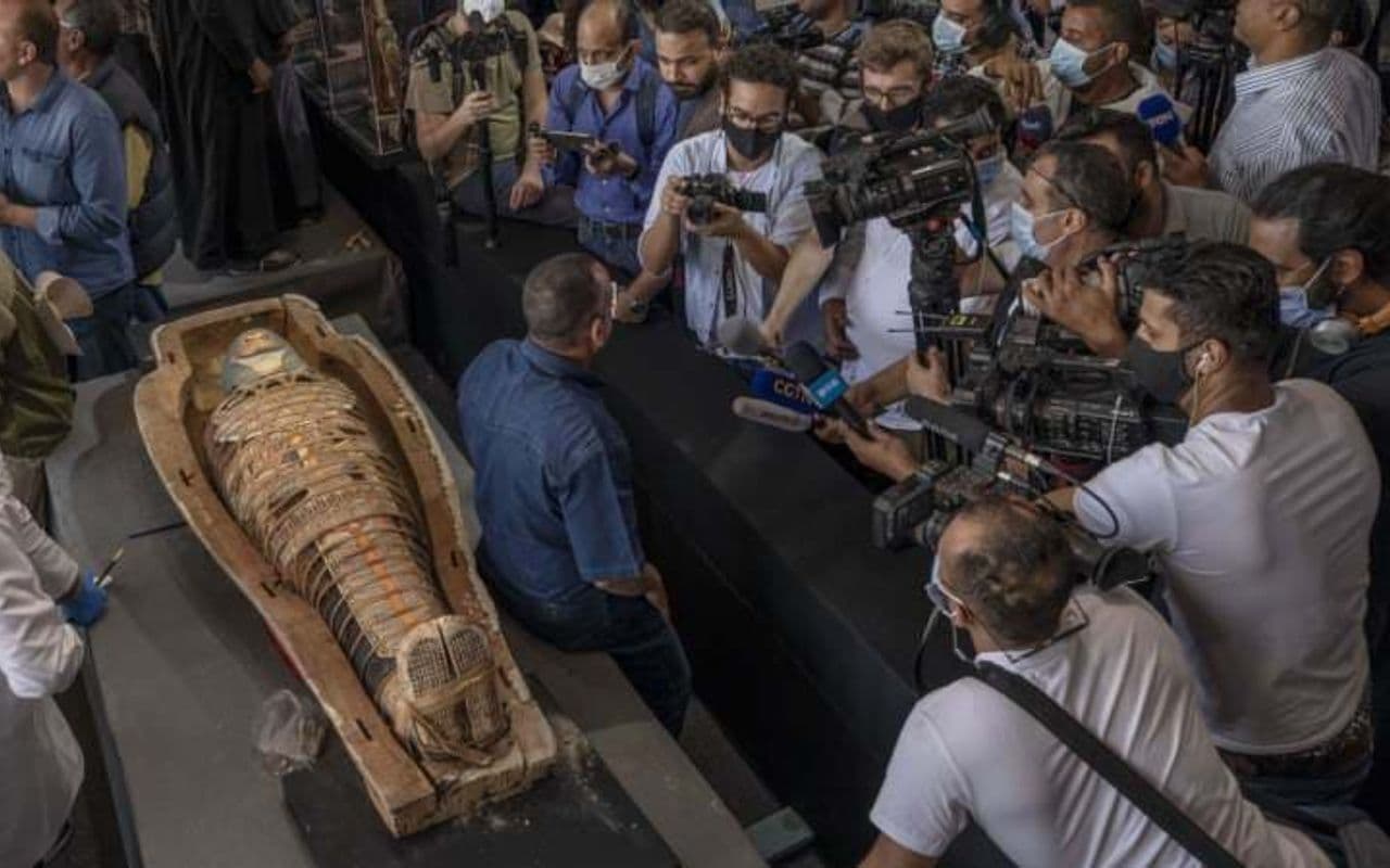 David Rull, doktor egyptologie a cestovatelský novinář, hovoří o posledním přesunu ostatků Tutanchamona: „Málokdo viděl všechny poklady. Překvapení jsou nevyhnutelná.“