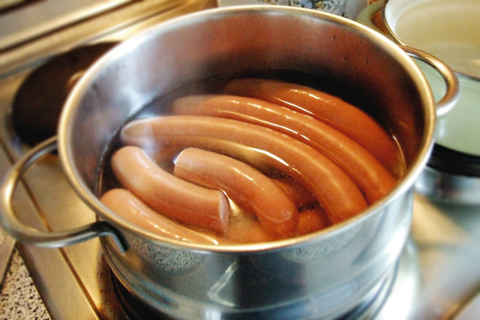 Málokdo ví, proč se při vaření párků přidává do vody ocet.