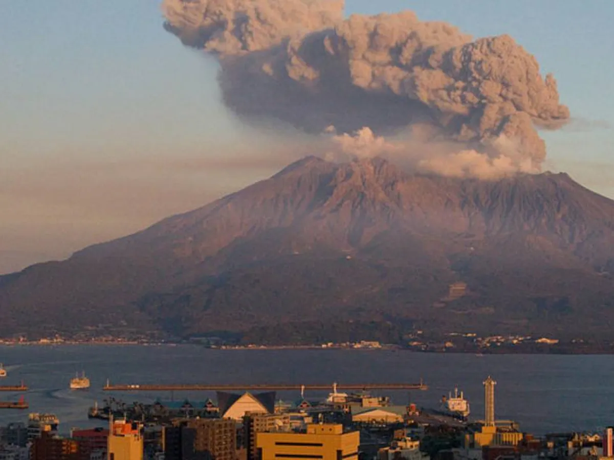 Chaos v Asii: vybuchuje největší sopka v zemi