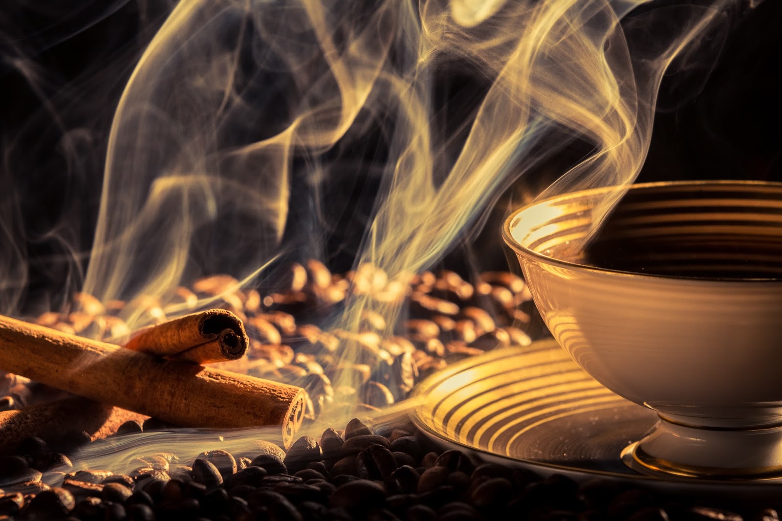 Káva s skořicí v nádobě: proč se to doporučuje a k čemu to lze použít