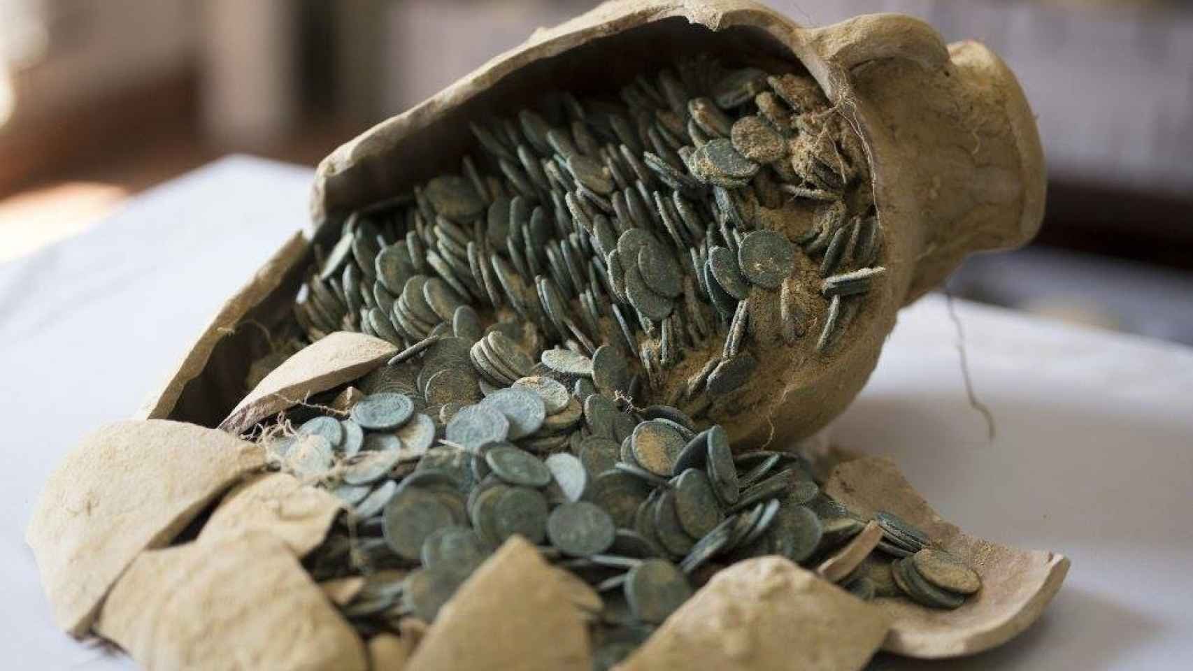 Vyšel na procházku do lesa, narazil na čtyři vázy a uvnitř nich objevil stříbrný poklad z dob vlády sultána.