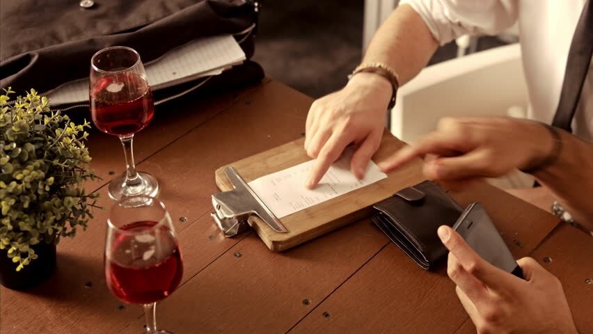 Kolik spropitného se má dát v restauraci? Tato částka je pro číšníky urážlivá.