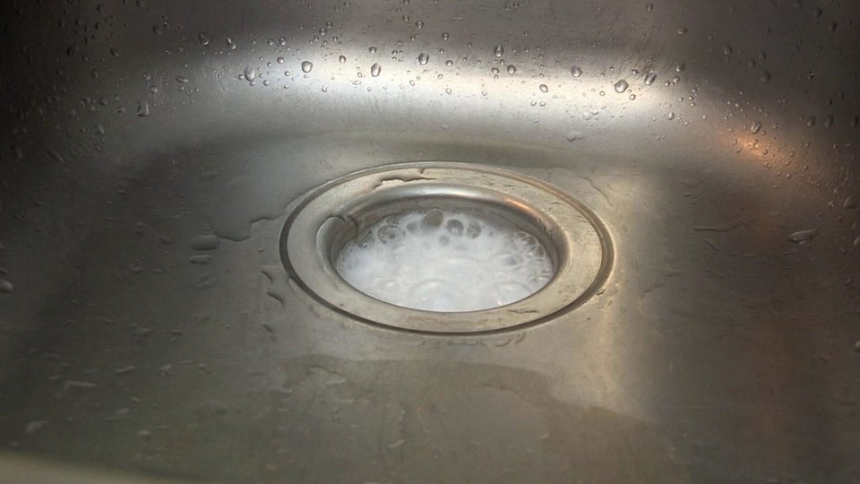 Ne ocet ani soda. Nalijte půl sklenice a odtok se vyčistí sám