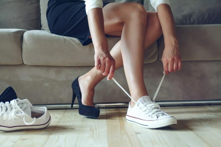 Proč si někteří lidé sundávají boty, aniž by si rozvázali tkaničky? Psychologie.