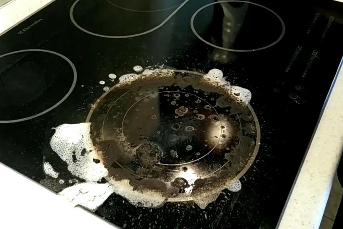 Miliony lidí se mýlí: proč prostředek na mytí nádobí na keramických varných deskách přináší více škody než užitku.