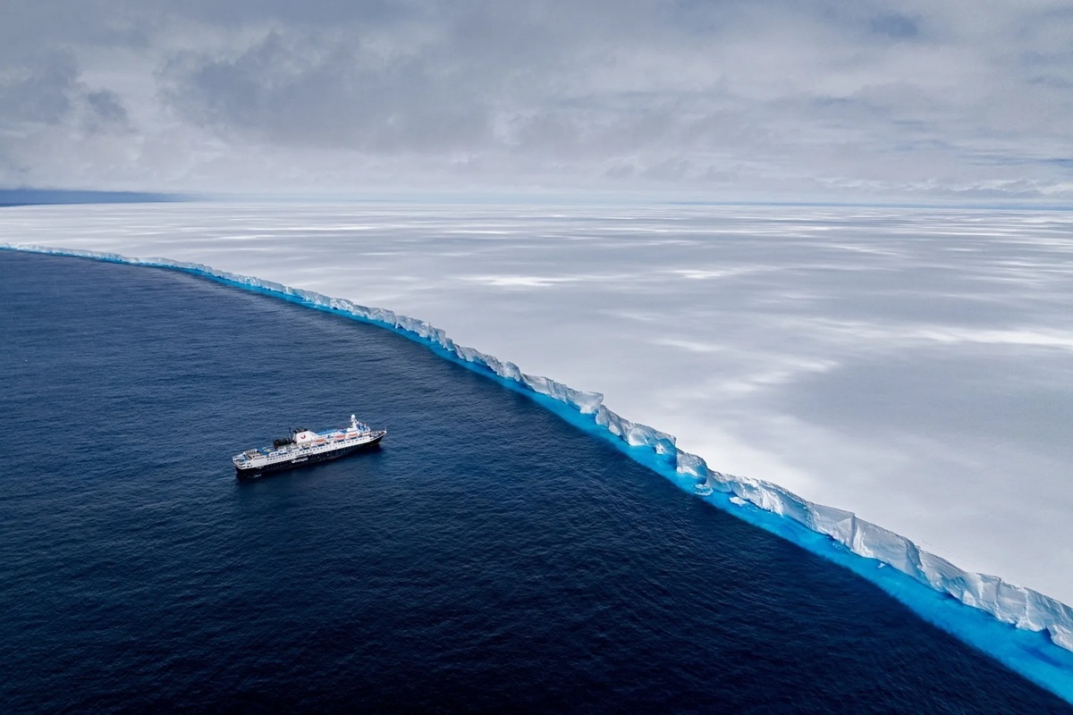 Robot se ponoří na suché mořské dno Antarktidy, aby našel legendární loď, a objeví něco nečekaného.