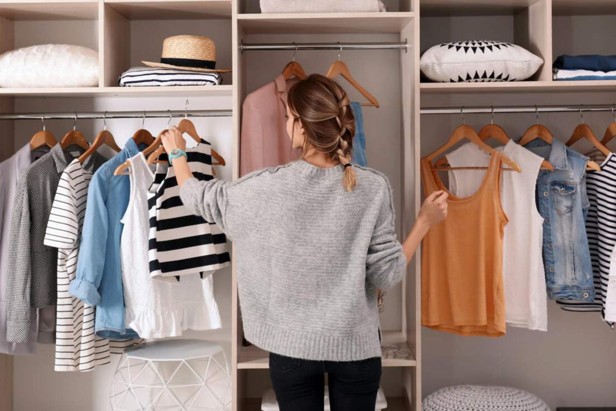 Vložit do skříně. Oblečení se bude cítit, jako drahé parfémy