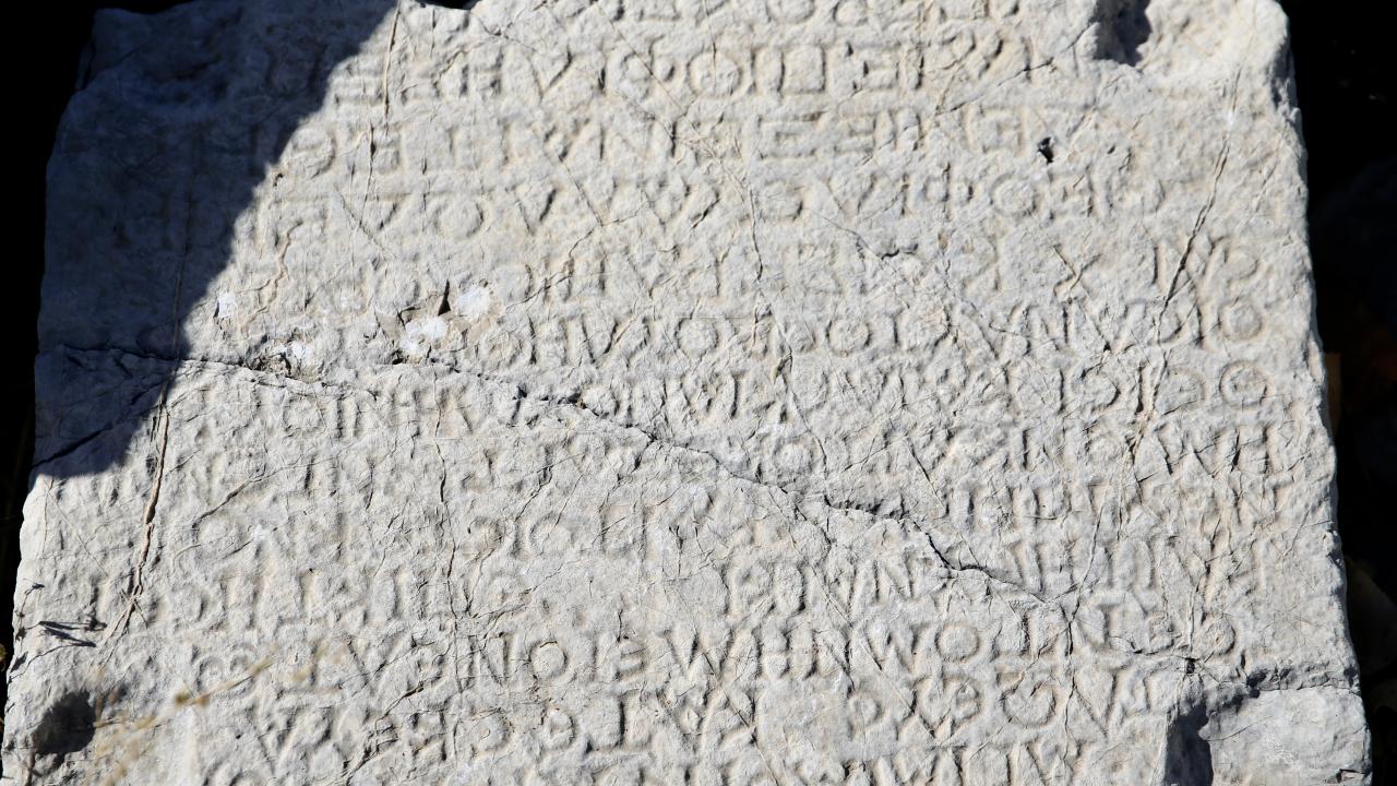 Deset kamenných desek s nápisy pripisovanými císař Karakallovi byl použit pro výstavbu domu v turecké vesnici