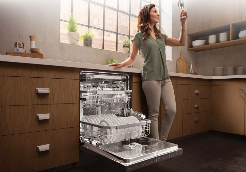 Aby bylo nádobí dokonale suché: otevřít myčku hned nebo až po vychladnutí? Zjistěte, co si myslí odborníci (a proč vás to překvapí).