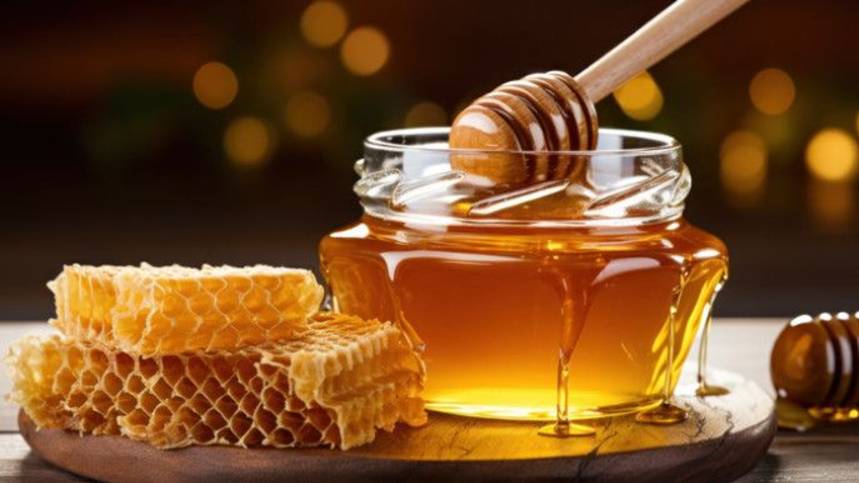 Ani sirka, ani sklenice vody neprozradí, zda je med pravý. Odborník vysvětluje, jak to zjistit.