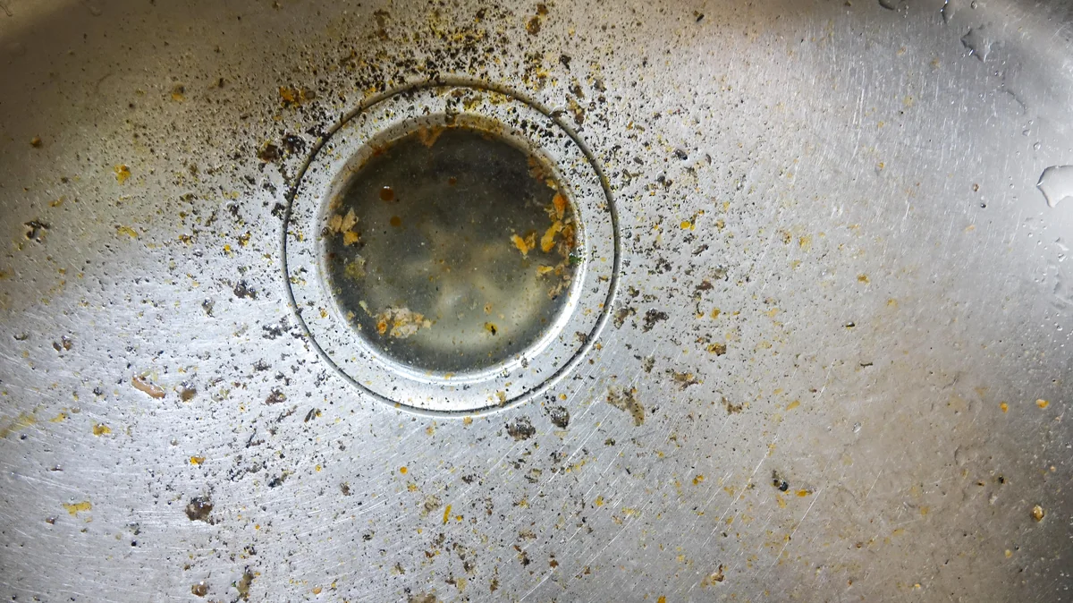 Ne ocet ani jedlá soda. Nalijte půl sklenice a odtok se vyčistí sám.