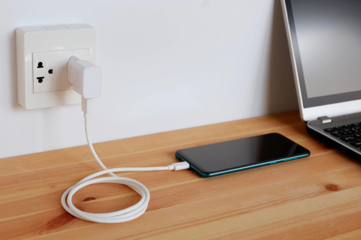 Jak nabíjet baterii mobilního telefonu mnohem rychleji, aniž by se přehřívala