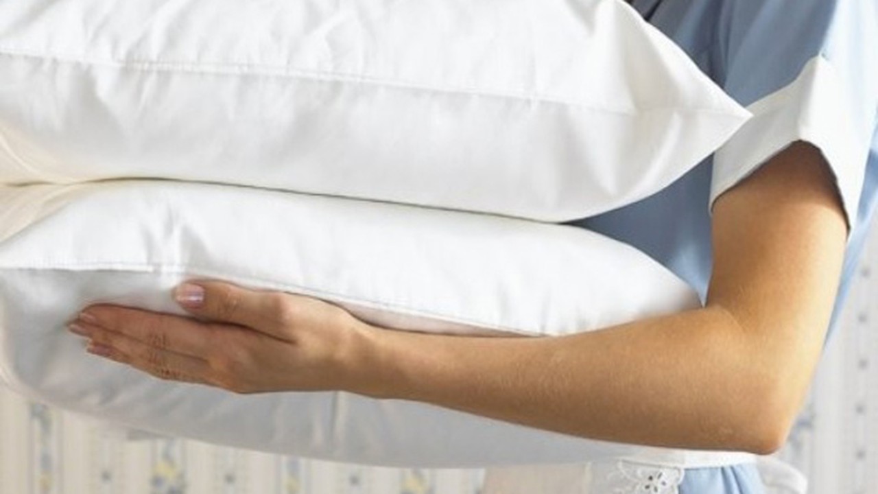 Chemický inženýr: „Pokud se na vašich polštářích objevily žluté skvrny, je třeba je prát následujícím způsobem: v pračce a ručně.“