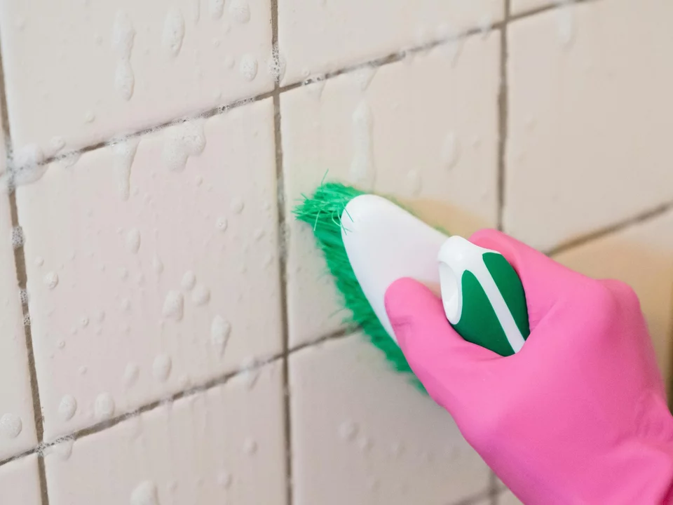 Smíchejte 3 ingredience a naneste na spáry. Za 15 minut budou jako nové.